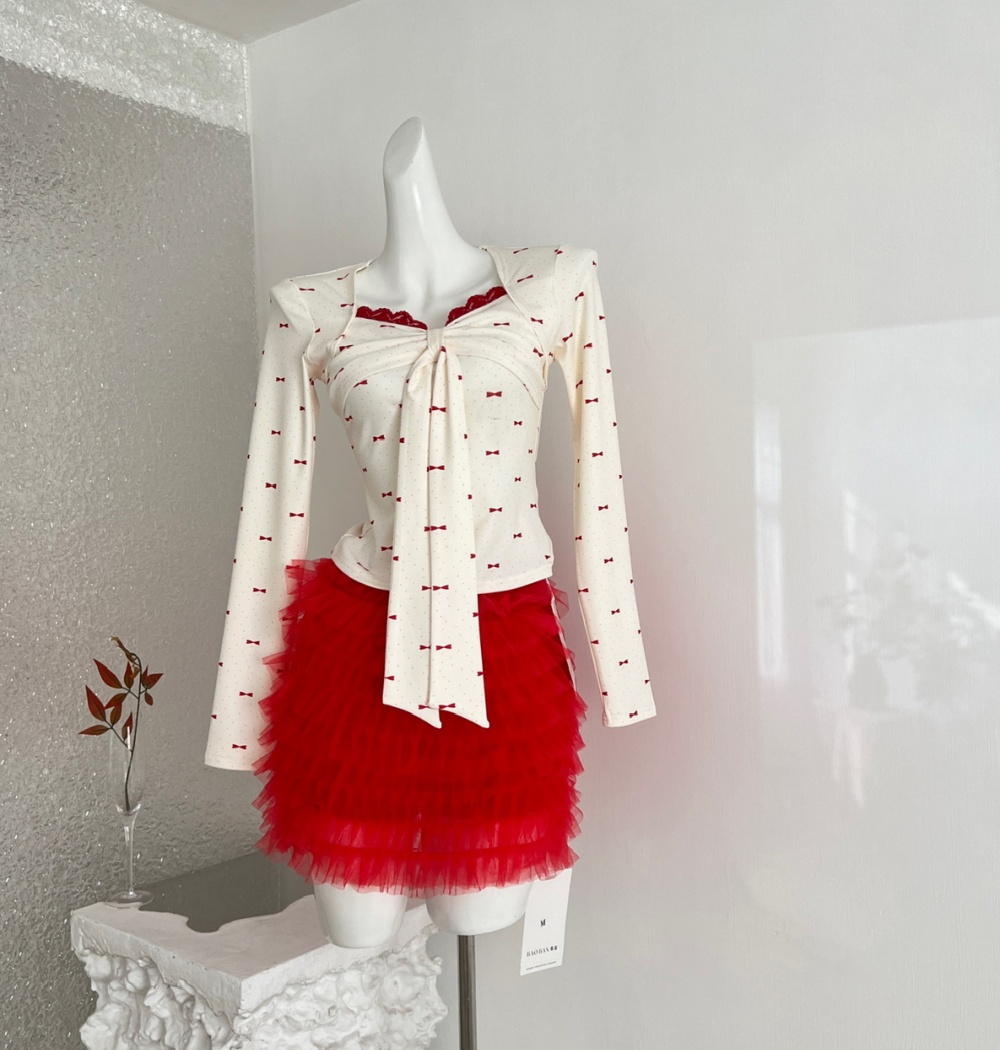 Polka dot T-shirt inside the ride tops a set