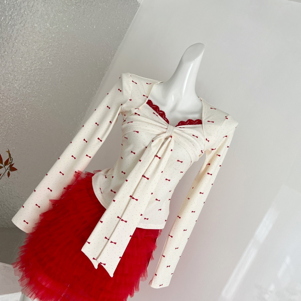 Polka dot T-shirt inside the ride tops a set