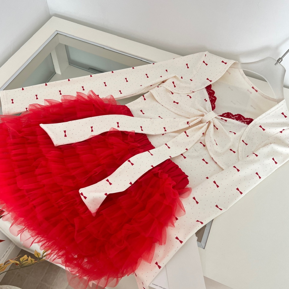 Polka dot T-shirt inside the ride tops a set