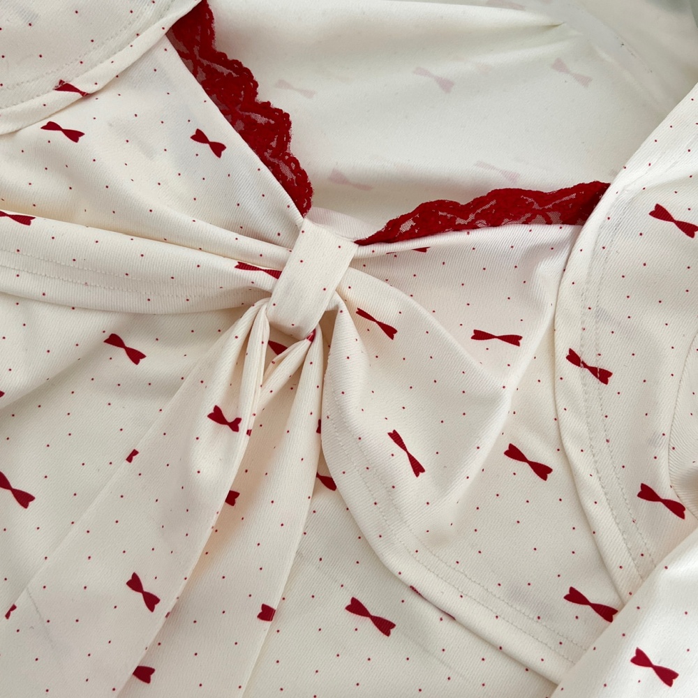 Polka dot T-shirt inside the ride tops a set