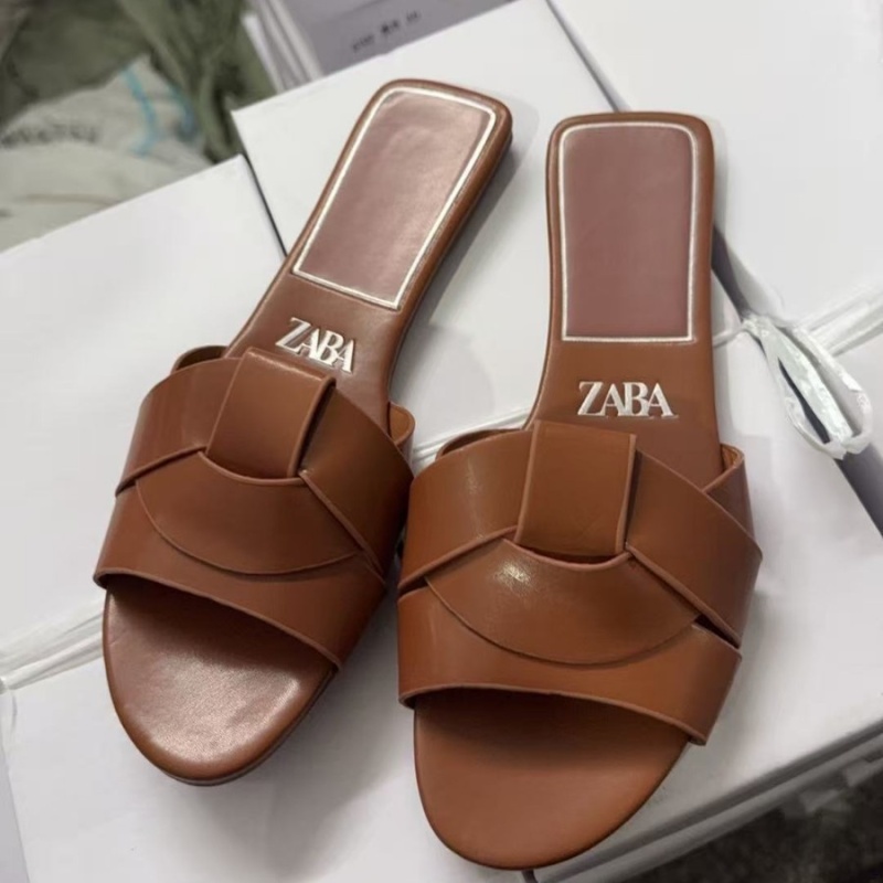 Cross square head wears outside simple slippers