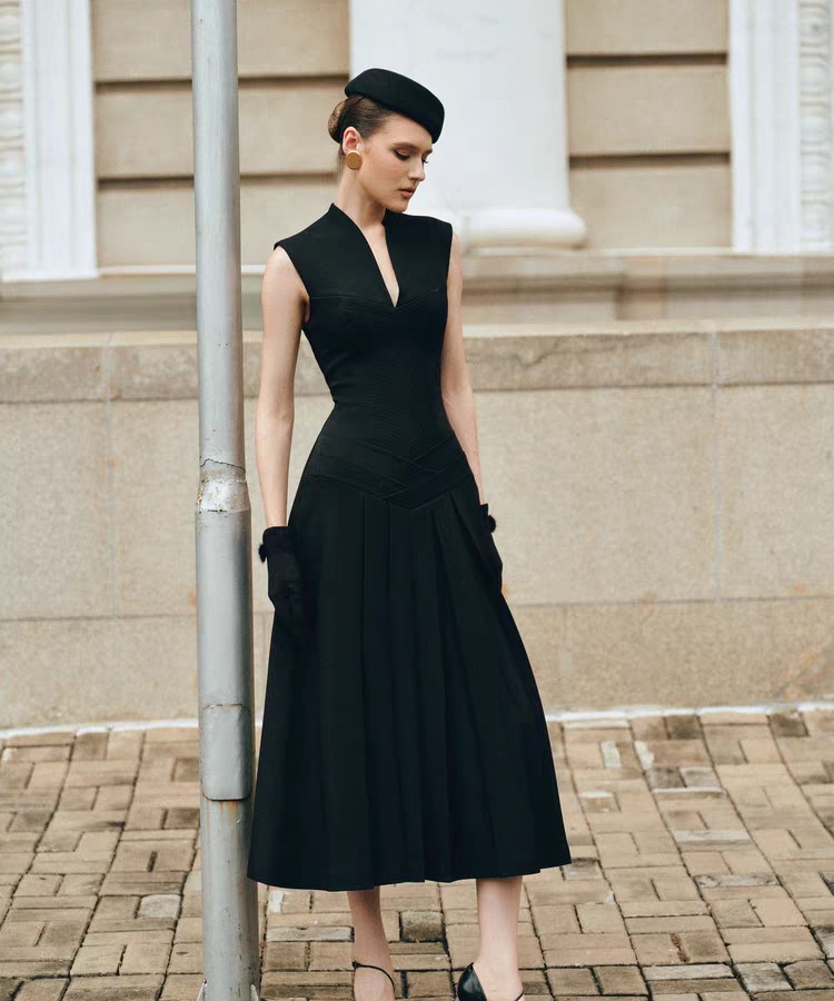 Pleated slim V-neck dress temperament black long dress