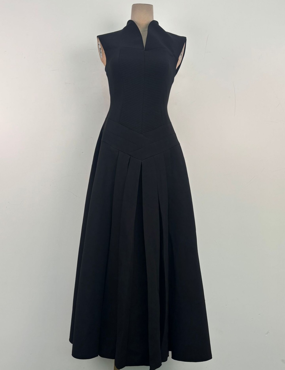Pleated slim V-neck dress temperament black long dress
