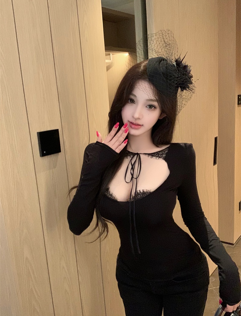 Bottoming black gauze inside the ride bandage tops