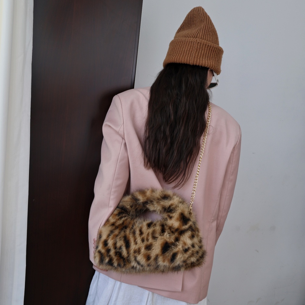 Autumn and winter handbag plush clutch