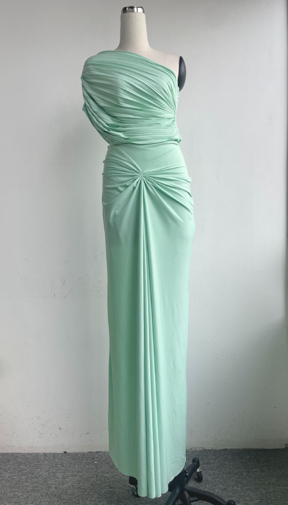 Fold sleeveless niche ladies slim strapless dress