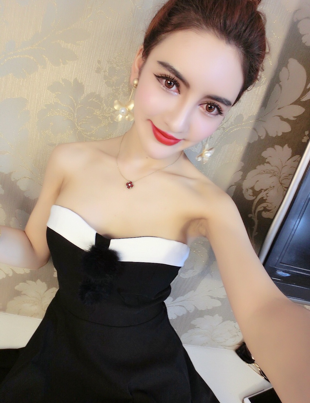 Sexy hairball dress wrapped chest nightclub formal dress