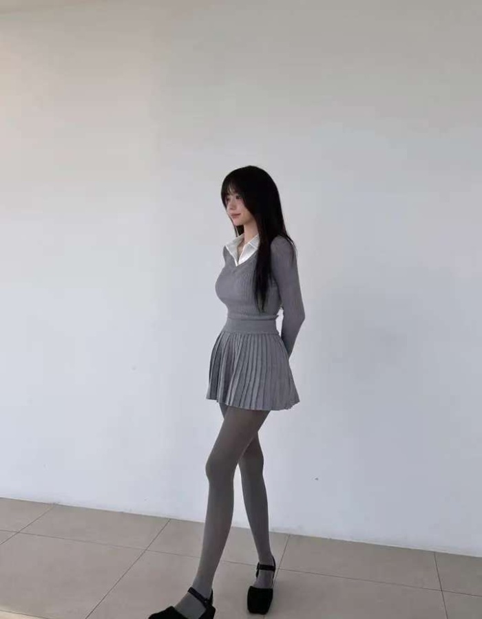 Pleated spring sweater V-neck gray short skirt 2pcs set