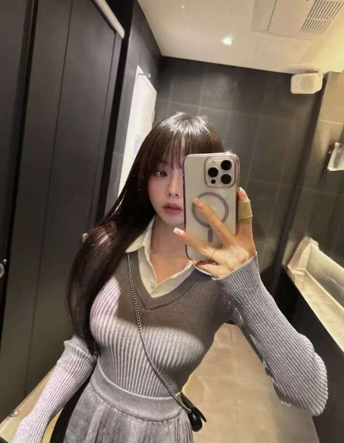 Pleated spring sweater V-neck gray short skirt 2pcs set