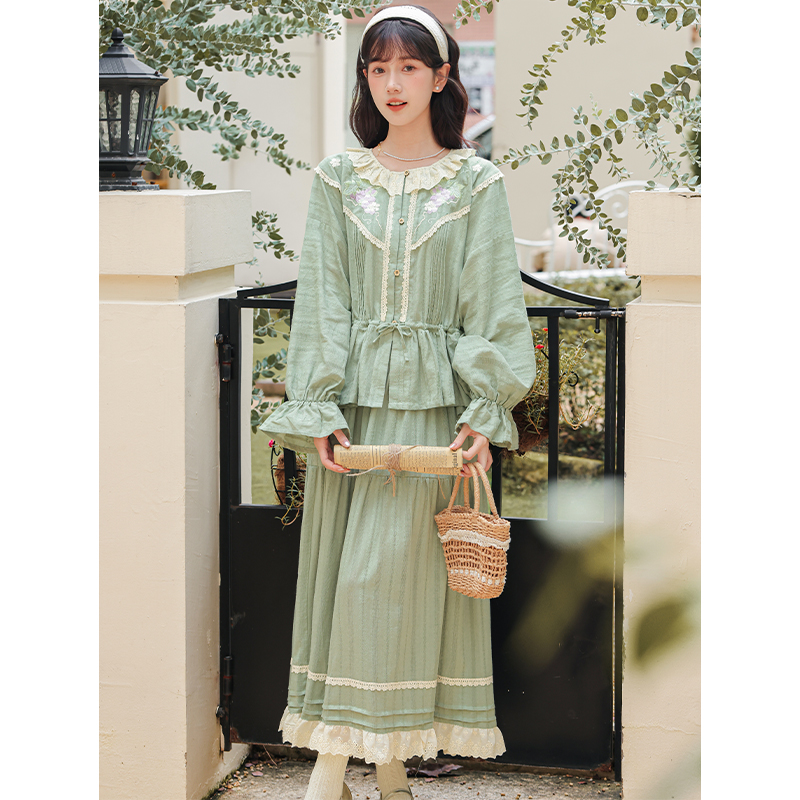 Maiden embroidery splice skirt round neck lace shirt a set