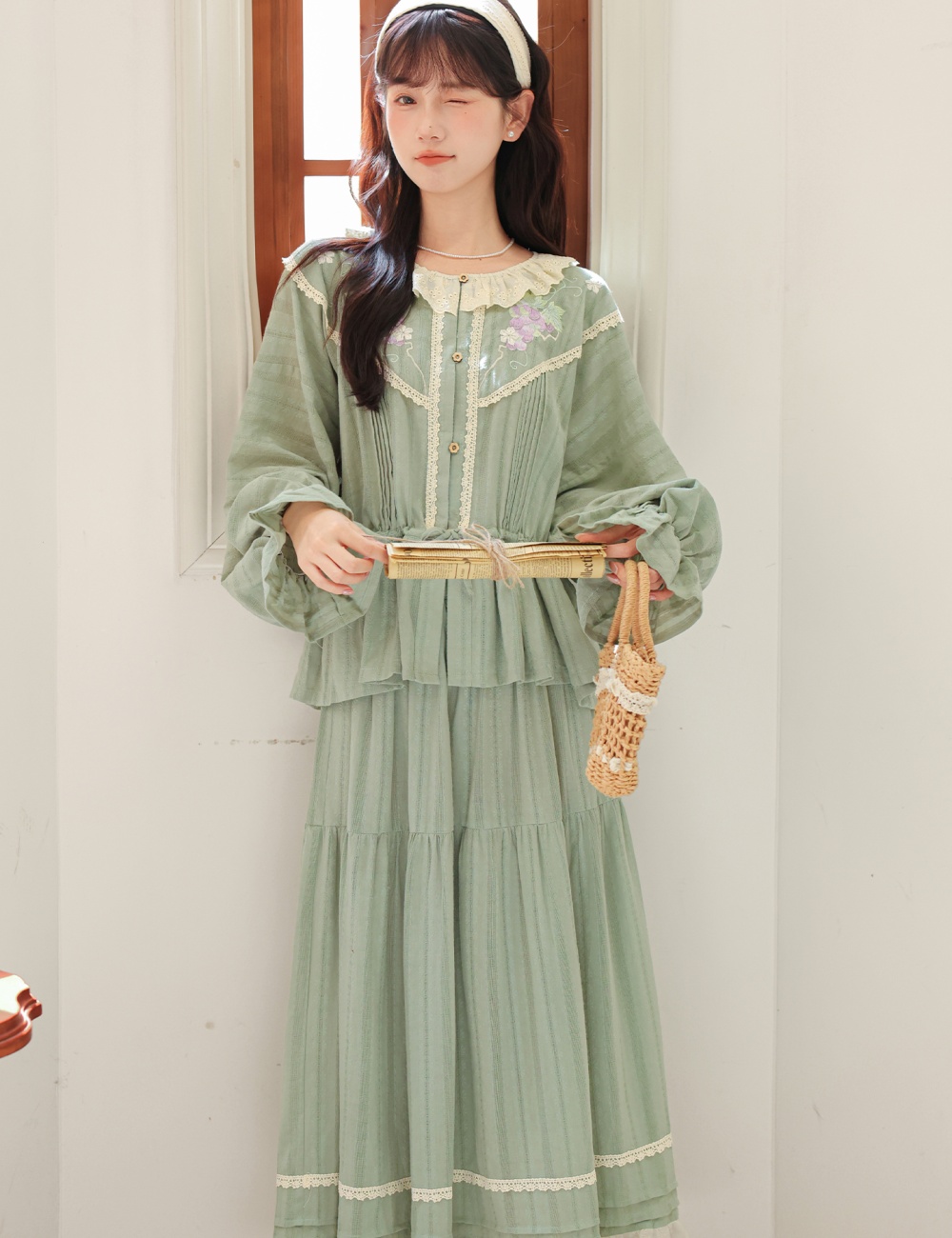 Maiden embroidery splice skirt round neck lace shirt a set