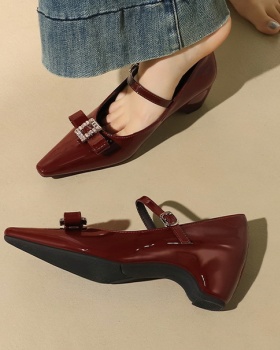 Temperament pointed commuting shoes for women