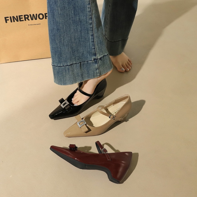 Temperament pointed commuting shoes for women