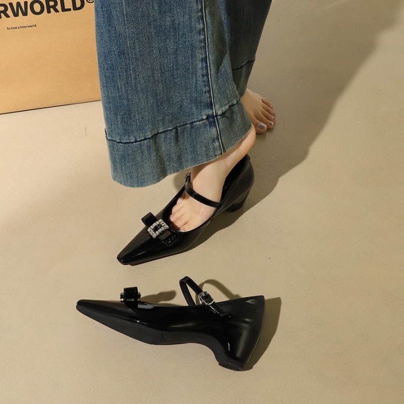 Temperament pointed commuting shoes for women