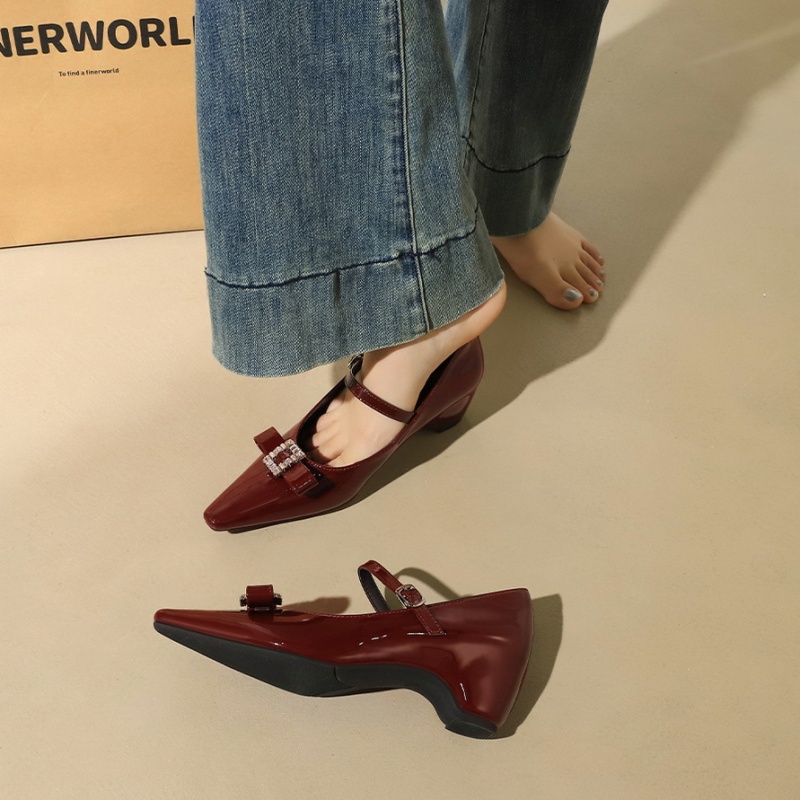 Temperament pointed commuting shoes for women