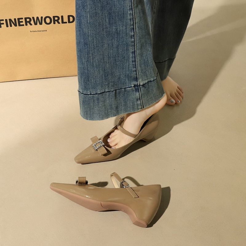 Temperament pointed commuting shoes for women