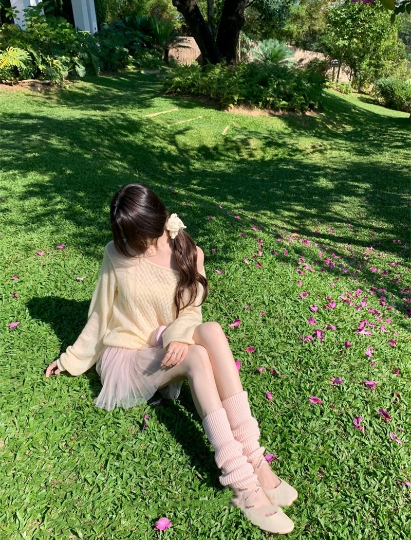 Unique sloping shoulder tops long sleeve sweater