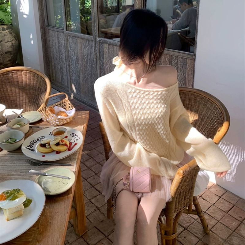 Unique sloping shoulder tops long sleeve sweater