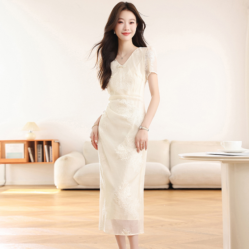 White elegant cheongsam pearl buckle dress