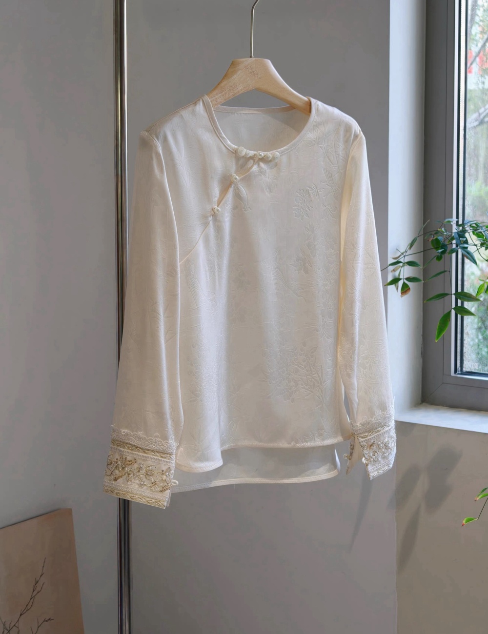 Long sleeve bottoming tops embroidery shirt for women
