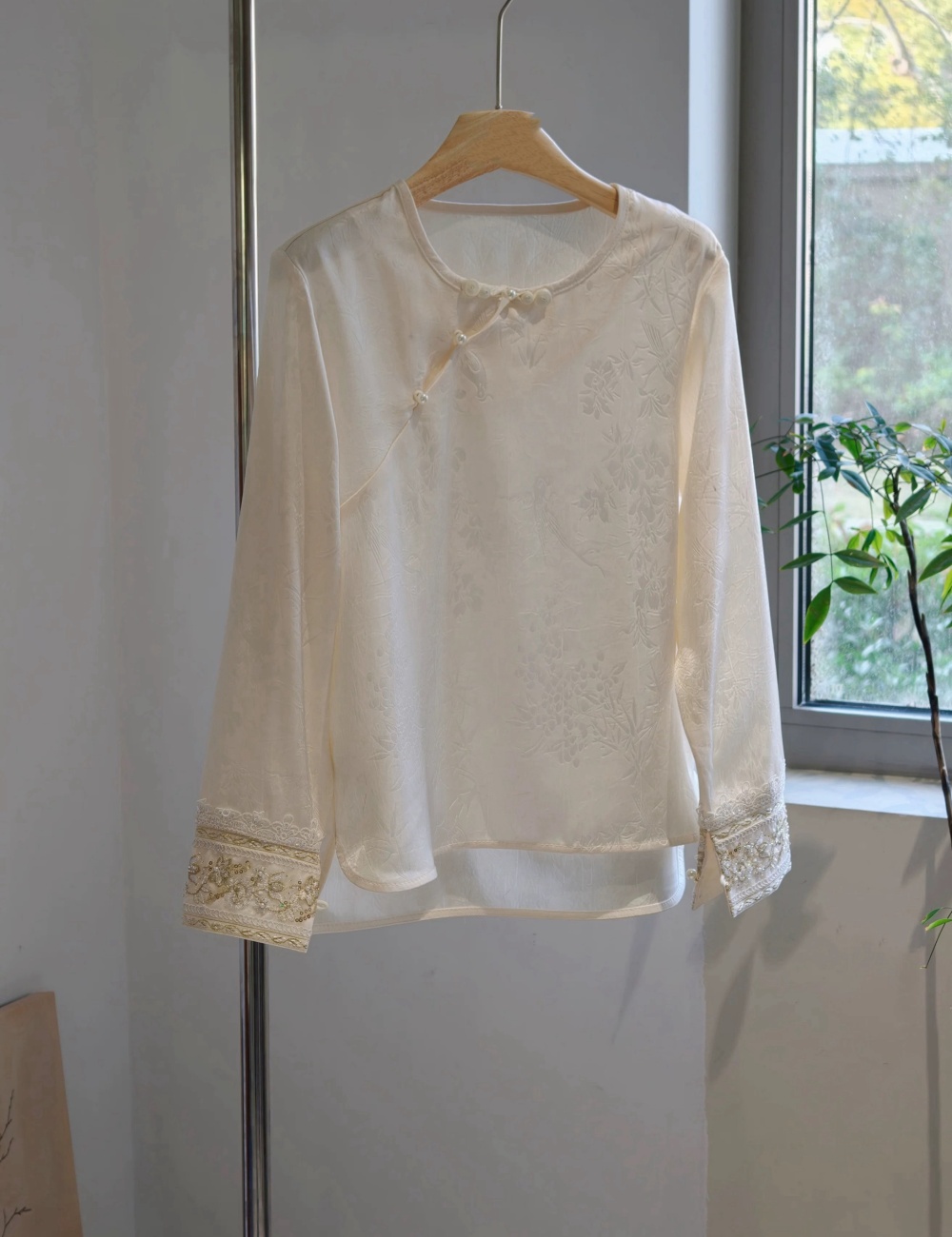 Long sleeve bottoming tops embroidery shirt for women