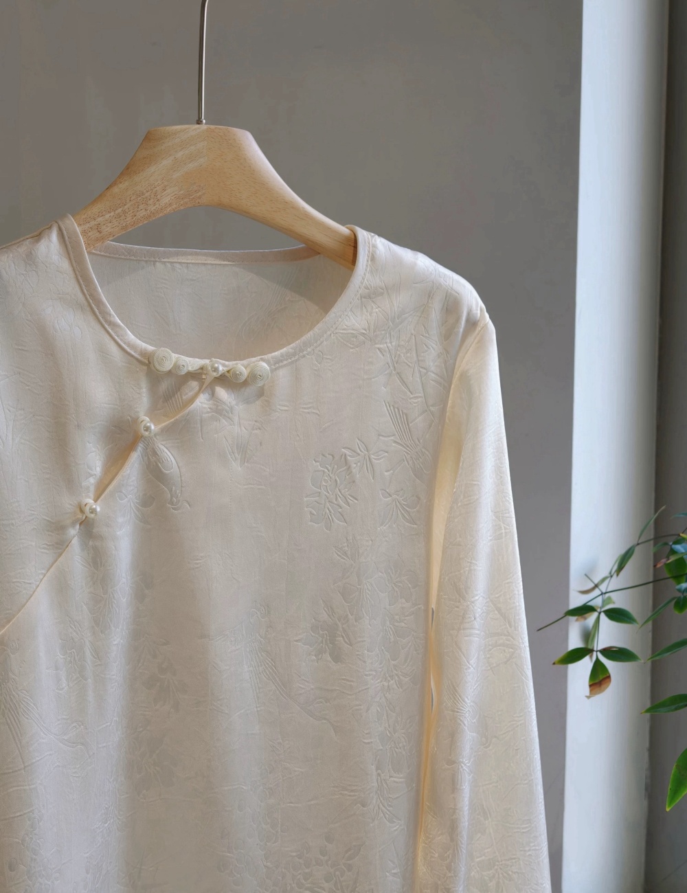 Long sleeve bottoming tops embroidery shirt for women