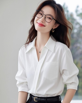 Small fellow white tops V-neck shirt for women