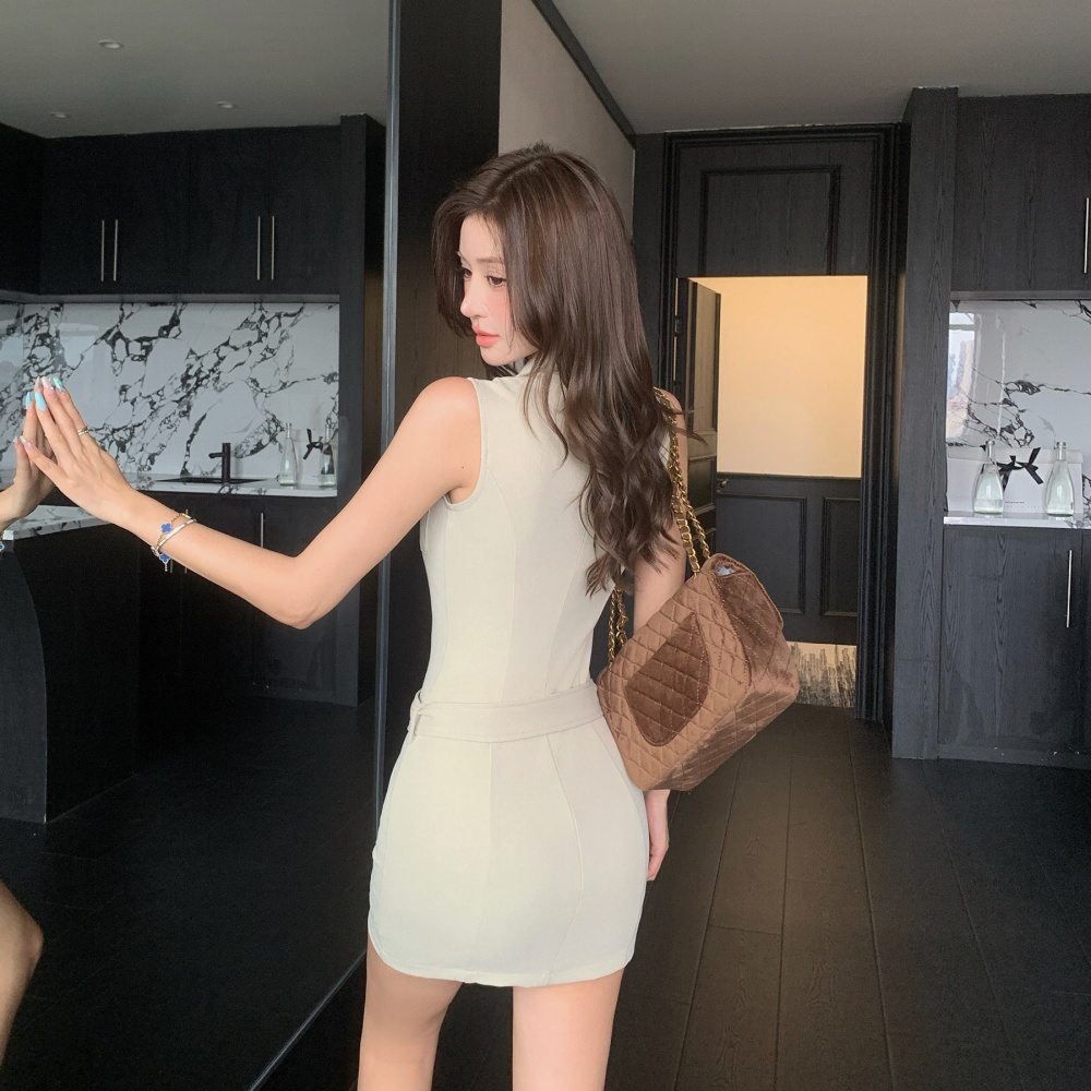 Sleeveless pinched waist T-back khaki dress