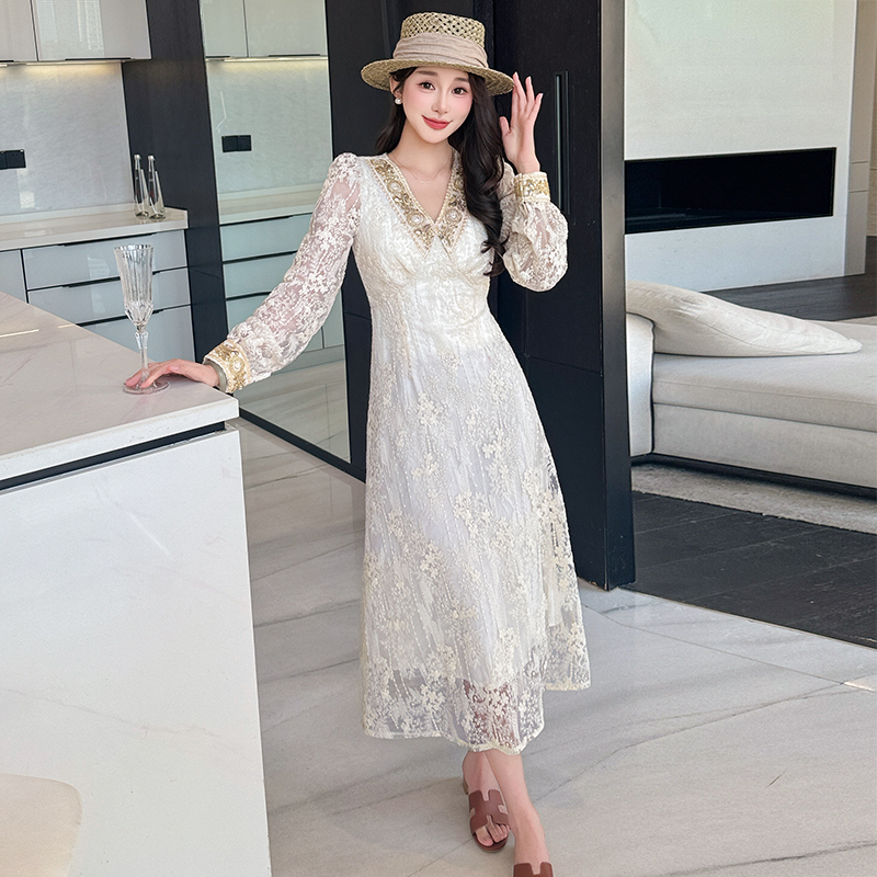 Sweet spring and summer temperament embroidery dress