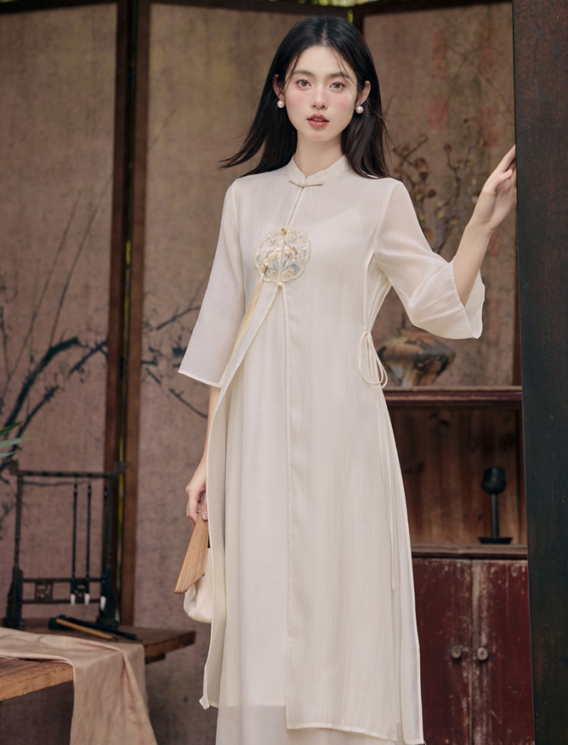 Elegant Chinese style cheongsam embroidery dress