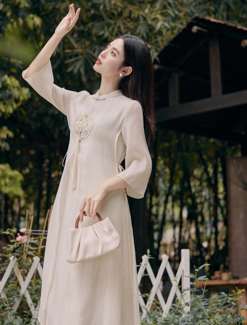 Elegant Chinese style cheongsam embroidery dress
