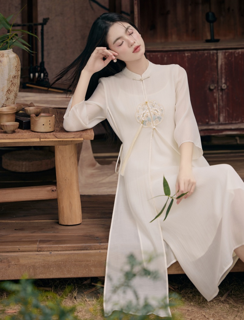 Elegant Chinese style cheongsam embroidery dress