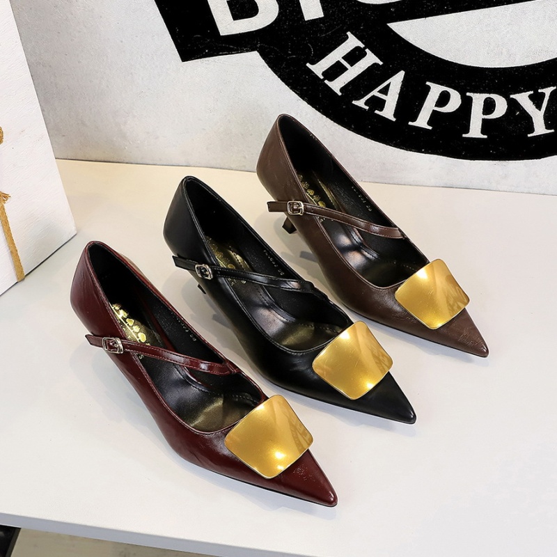 Fashion metal decoration low cingulate retro shoes