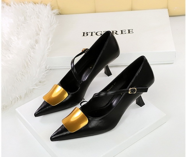 Fashion metal decoration low cingulate retro shoes