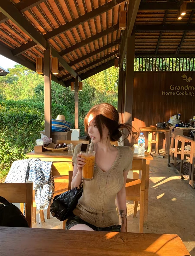 Knitted unique T-shirt slim wears outside tops