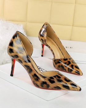 Pointed low hollow European style fine-root shoes for women