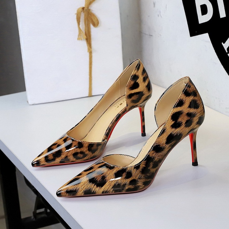 Pointed low hollow European style fine-root shoes for women
