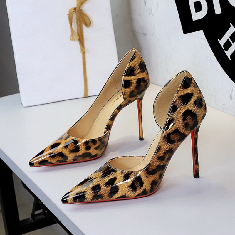 Low high-heeled European style sexy leopard shoes