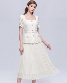 Short sleeve slim square collar Pseudo-two pleated dress