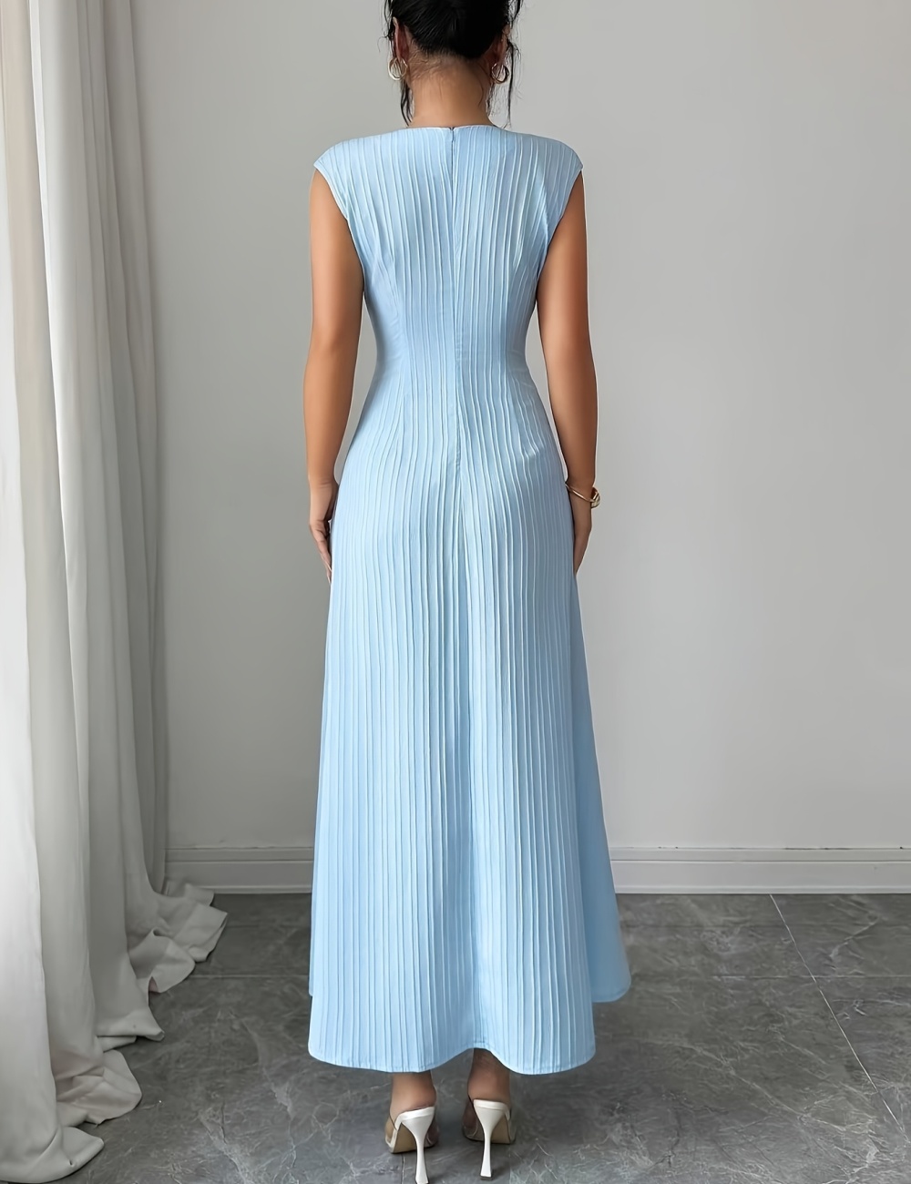Elegant sleeveless A-line pinched waist dress for women