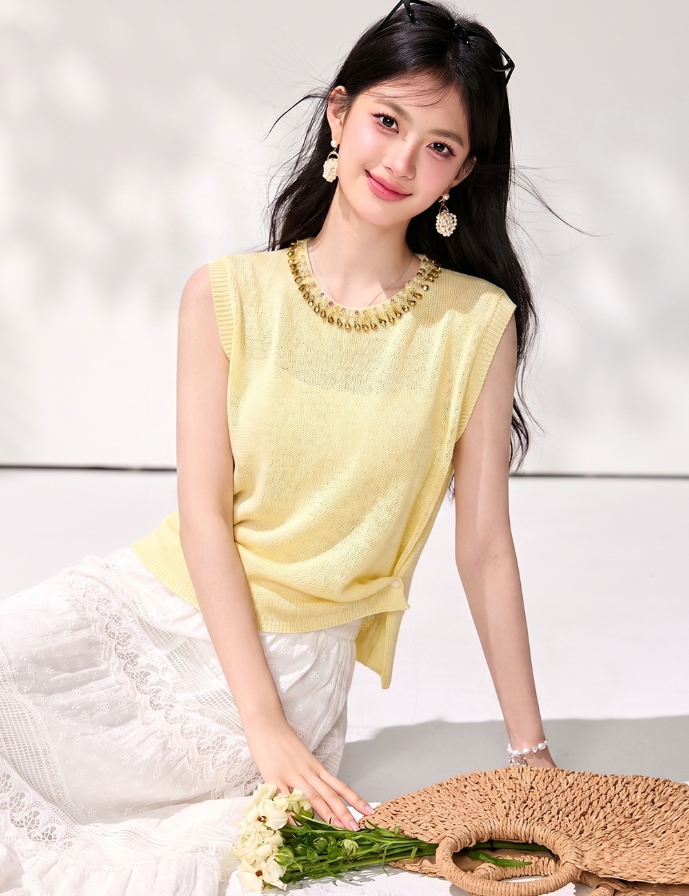 Slim fashion yellow tops round neck beading sweater