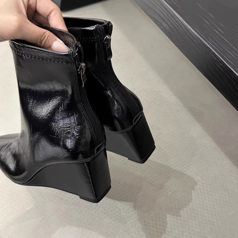 Pointed low cylinder boots after the zipper short boots