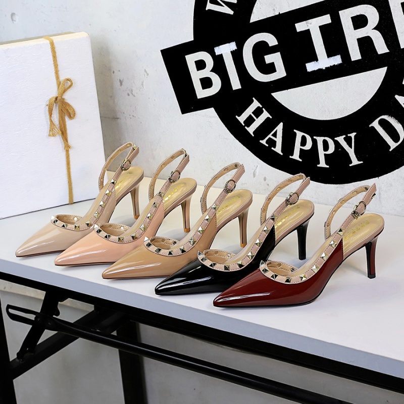 Patent leather pointed hollow shoes for women