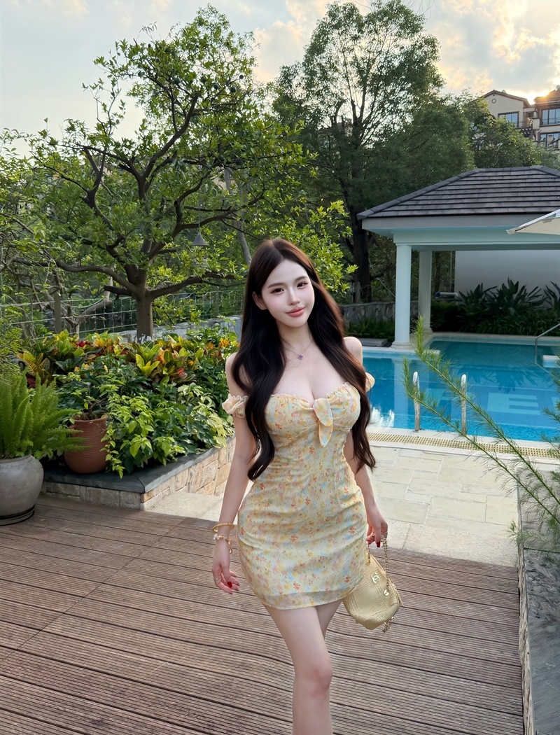 Flat shoulder puff sleeve wood ear floral dress