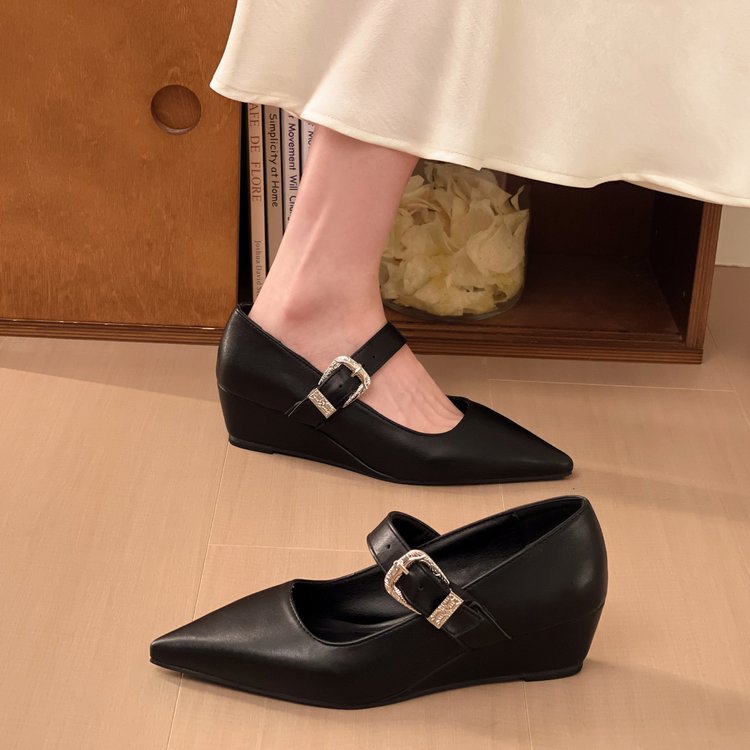 Low lady shoes pointed high-heeled shoes