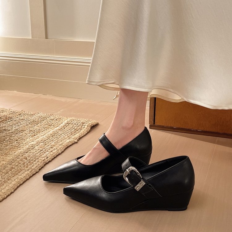 Low lady shoes pointed high-heeled shoes