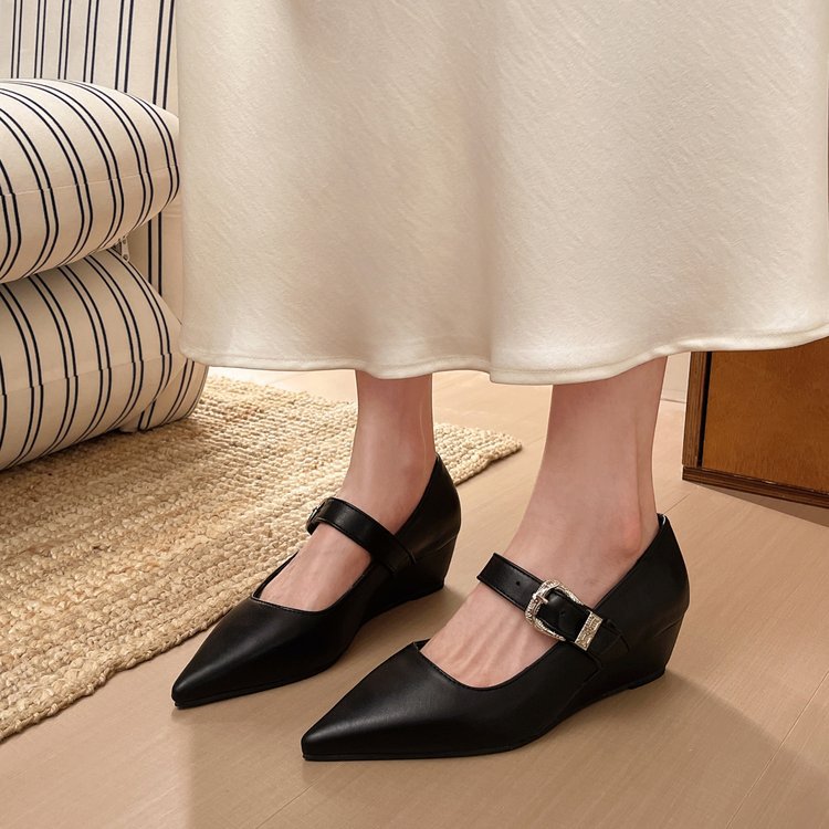 Low lady shoes pointed high-heeled shoes