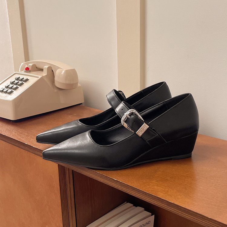 Low lady shoes pointed high-heeled shoes