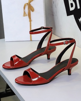 Patent leather wears outside cingulate sandals for women