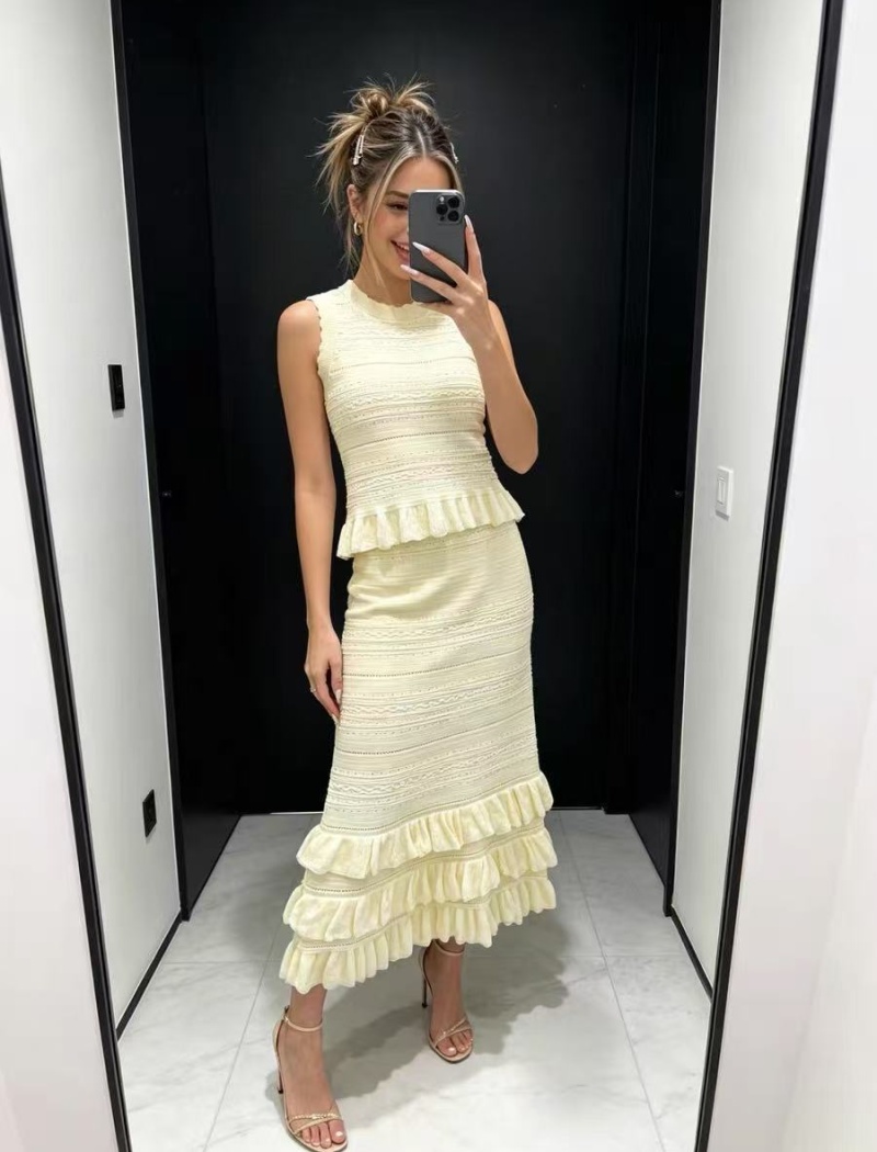 Knitted short skirt slim vest a set for women